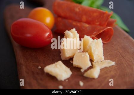 Antipasti von Salami-Oliven und Parmesan-Käse auf einem Holz Stockfoto