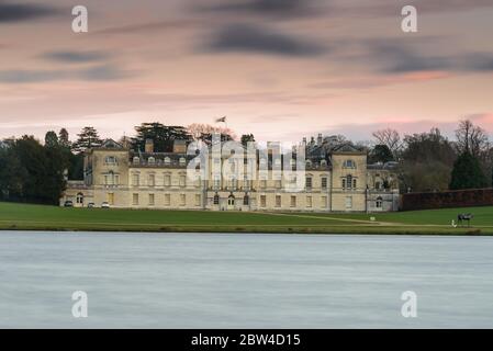 Woburn Abbey, in England, bei Sonnenuntergang. Lange Belichtung, verschwommen das Wasser und die Wolken Stockfoto