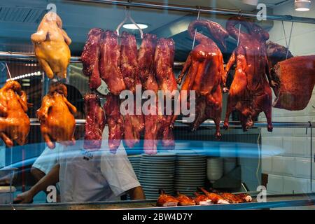 Hongkong - November 2019: Gebratene Enten, peking-ente und Gänsebraten, ein gemeinsames Bild im Restaurantfenster von Hongkong Stockfoto