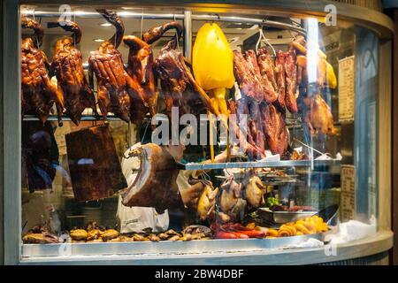 Hongkong - November 2019: Gebratene Enten, peking-ente und Gänsebraten, ein gemeinsames Bild im Restaurantfenster von Hongkong Stockfoto