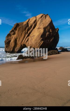 Praia de Santa Cruz Beach Rock Boulder, in Torres Vedras, Portugal Stockfoto