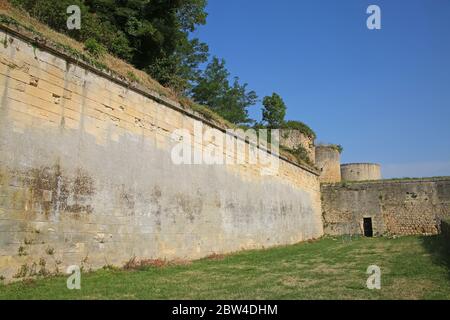 Historische Stadtmauern rund um den Graben und Befestigungsanlagen zur Zitadelle von Blaye, Gironde Department in Nouvelle-Aquitaine im Südwesten Frankreichs. Stockfoto