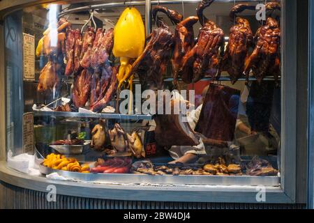 Hongkong - November 2019: Gebratene Enten, peking-ente und Gänsebraten, ein gemeinsames Bild im Restaurantfenster von Hongkong Stockfoto