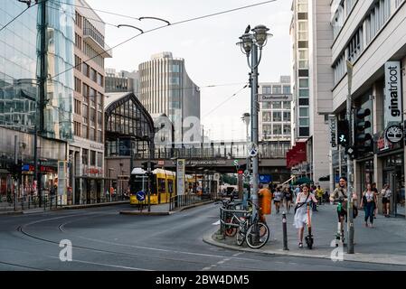 Berlin, Deutschland - 28. Juli 2019: Blick auf die Friedrichstraße in Berlin mit dem Bahnhof Friedrichstraße am Abend Stockfoto