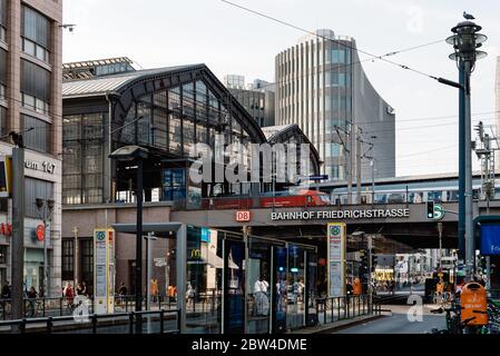 Berlin, Deutschland - 28. Juli 2019: Blick auf die Friedrichstraße in Berlin mit dem Bahnhof Friedrichstraße am Abend Stockfoto