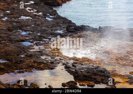 Majestätisches, spußendes Horn-Loch, das Meerwasser in Poipu, an der Südküste von Kauai, Hawaii, USA, ausbricht Stockfoto