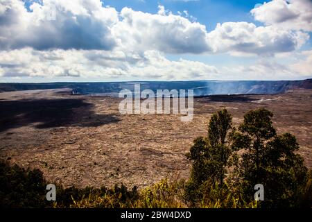 Landschaft von dampfenden Bluff, mit geothermischen Dampf auf vulkanischem Land im Hawaii National Park, Hilo, USA Stockfoto