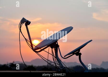 Satellitenschüsseln für den Sonnenuntergang-Fernsehempfang auf dem Dach einer Wohnanlage in der südsudanesischen Hauptstadt Juba, aufgenommen am 12/09/2019. Foto: Matthias Todt/dpa-Zentralbild/ZB/Picture Alliance weltweit Stockfoto