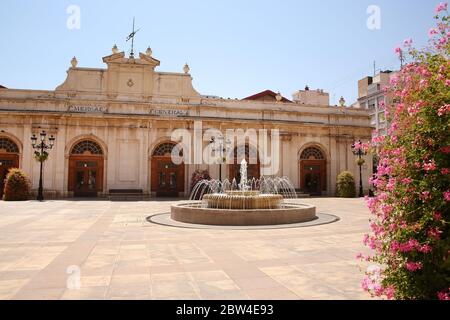 Der Hauptplatz der Stadt oder Plaza Mayor mit einem Brunnen und dem zentralen Marktgebäude im Hintergrund, Castellon de la plana, Valencia provence, Spanien Stockfoto