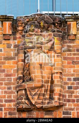 Eine gemauerte Reliefskulptur aus Ziegelstein, die die "Liebe" an der Nordwand des RSC Shakespeare Theatre in Stratford-upon-Avon, England, darstellt Stockfoto