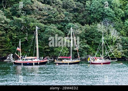 Yachten, die auf dem Fluss Fowey in Bodinnick, Cornwall, festgemacht sind Stockfoto