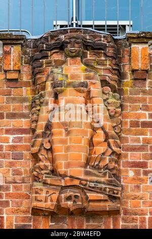 Eine Reliefskulptur aus Backstein, die das Leben als Triumph über den Tod an der Nordwand des RSC Shakespeare Theatre in Stratford-upon-Avon, England, darstellt Stockfoto