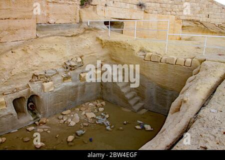 Alte abgenutzte Treppen führen hinunter zu einem zerstörten Keller in Sliema auf Malta Stockfoto