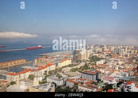 Blick vom Felsen der Stadt unten, dem Handelshafen & auch der Küste Afrikas in der Ferne, Gibraltar. Stockfoto