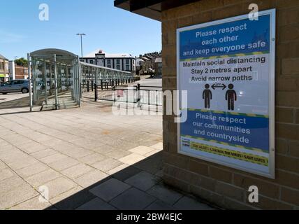 Ein meist menschenleerer Busbahnhof an einem normalerweise geschäftigen Freitag Markttag in Skipton, North Yorkshire. Die meisten Non-Food-Läden sind noch geschlossen und nur wenige Menschen nutzen öffentliche Verkehrsmittel in dieser Phase der Covid-19-Sperre. Quelle: John Bentley/Alamy Live News Stockfoto