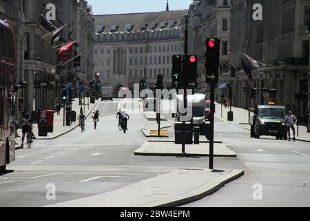 London, Großbritannien - 29. Mai 2020: Eine Gruppe von Jugendlichen fährt am letzten Wochentag vor den neuen Sperrregeln auf einer praktisch leeren Regent's Street mit ihren Fahrrädern. Am Donnerstag kündigte der Premierminister an, dass Gruppen von bis zu sechs Personen ab Montag im Freien in England zusammenkommen könnten, was die 10 Wochen lange Blockierung weiter lockert. Foto: David Mbiyu/ Alamy News Live Stockfoto