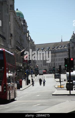 London, Großbritannien - 29. Mai 2020: Eine Gruppe von Jugendlichen fährt am letzten Wochentag vor den neuen Sperrregeln auf einer praktisch leeren Regent's Street mit ihren Fahrrädern. Am Donnerstag kündigte der Premierminister an, dass Gruppen von bis zu sechs Personen ab Montag im Freien in England zusammenkommen könnten, was die 10 Wochen lange Blockierung weiter lockert. Foto: David Mbiyu/ Alamy News Live Stockfoto