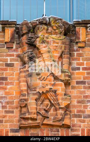 Eine Reliefskulptur aus Ziegelsteinen, die "Jollity" an der Nordwand des RSC Shakespeare Theatre in Stratford-upon-Avon, England darstellt Stockfoto