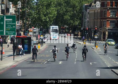 London, Großbritannien - 29. Mai 2020: Eine Gruppe von Jugendlichen auf der Whitechapel High Street, die am letzten Wochentag vor den neuen Sperrregeln praktisch leer war. Am Donnerstag kündigte der Premierminister an, dass Gruppen von bis zu sechs Personen ab Montag im Freien in England zusammenkommen könnten, was die 10 Wochen lange Blockierung weiter lockert. Foto: David Mbiyu/ Alamy News Live Stockfoto