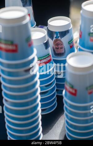 28. Mai 2020, Sachsen-Anhalt, Magdeburg: Ein Porträt des Oberbürgermeisters der Landeshauptstadt Magdeburg ist vor dem SPD-Landesparteigebäude auf Kaffeetassen auf dem Kopf zu sehen. Foto: Klaus-Dietmar Gabbert/dpa-Zentralbild/ZB Stockfoto