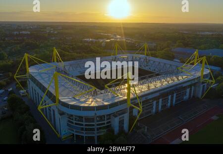 firo: 28.05.2020, Fußball, 1.Bundesliga, Saison 2019/2020, BVB, Borussia Dortmund, STADIONSIGNAL IDUNA PARK, Drohne, Drohnenbild, Luftaufnahme, Sonnenuntergang, Sonnenstrahlen, Abendstimmung, Sonne, Übersicht, Außenansicht, Nutzung weltweit Stockfoto