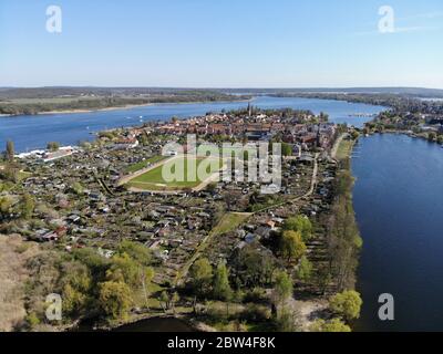 Luftaufnahme der Werder Stadtsinsel in der Havel mit dem ältesten Stadtteil der Stadt. Das Gemeindegebiet Werder erstreckt sich entlang der Ufer des HH Stockfoto