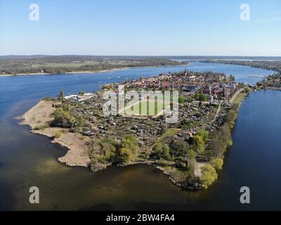 Luftaufnahme der Werder Stadtsinsel in der Havel mit dem ältesten Stadtteil der Stadt. Das Gemeindegebiet Werder erstreckt sich entlang der Ufer des HH Stockfoto