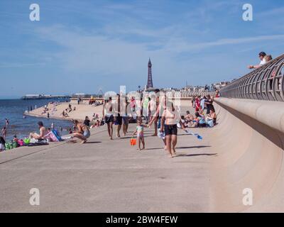 Blackpool, Großbritannien. Mai 2020. Wetternachrichten. Ein heißer und sonniger Tag für einen Großteil des Landes bringt große Menschenmengen nach Blackpool und eine Angst vor einem zweiten Spike im Covid 19 Virus, da die Menschen die 2-Meter-Regel zu ignorieren scheinen und sich nur mit Gruppen von zwei mischen. Quelle: Gary Telford/Alamy Live News Stockfoto