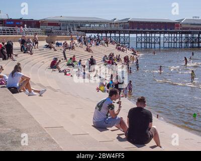 Blackpool, Großbritannien. Mai 2020. Wetternachrichten. Ein heißer und sonniger Tag für einen Großteil des Landes bringt große Menschenmengen nach Blackpool und eine Angst vor einem zweiten Spike im Covid 19 Virus, da die Menschen die 2-Meter-Regel zu ignorieren scheinen und sich nur mit Gruppen von zwei mischen. Quelle: Gary Telford/Alamy Live News Stockfoto