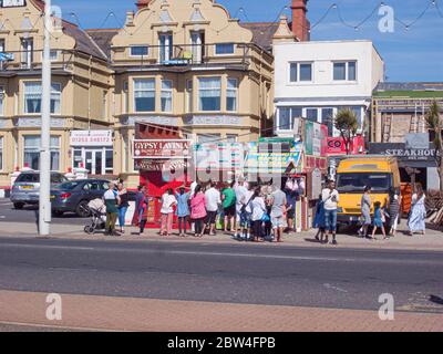 Blackpool, Großbritannien. Mai 2020. Wetternachrichten. Ein heißer und sonniger Tag für einen Großteil des Landes bringt große Menschenmengen nach Blackpool und eine Angst vor einem zweiten Spike im Covid 19 Virus, da die Menschen die 2-Meter-Regel zu ignorieren scheinen und sich nur mit Gruppen von zwei mischen. Quelle: Gary Telford/Alamy Live News Stockfoto