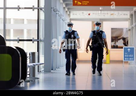 Bundespolizei mit Mundschutz bei der Vorstellung des Sicherheitskonzeptes auf dem Flughafen Köln-Bonn während der Corona-Krise "sicher in Corona-Zeiten". Köln, 27. Mai 2020 Stockfoto