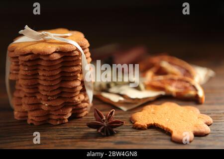 Hausgemachte leckere Lebkuchen Kekse auf dunklen rustikalen Holztisch, kopieren Raum. Gesundes veganes Bio-Ernährungskonzept. Vollkornkekse mit getrockneten Stockfoto