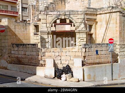 Ein altes Gebäude in den Hinterstraßen von Sliema in Malta, das abgerissen wurde, um saniert zu werden Stockfoto