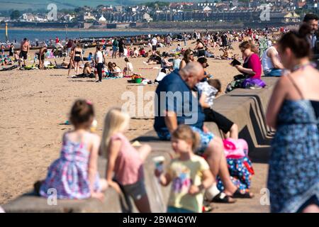 Portobello, Schottland, Großbritannien. 29 Mai 2020. Sonnenschein und Temperaturen von 23 C am Strand und an der Promenade von Portobello brachten Menschenmassen ins Freie. Die von der schottischen Regierung gestern angekündigte Lockdown-Regelung für Covid-19 erlaubt es der Öffentlichkeit, sich zu sonnen. Iain Masterton/Alamy Live News Stockfoto