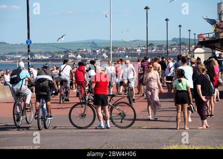 Portobello, Schottland, Großbritannien. 29 Mai 2020. Sonnenschein und Temperaturen von 23 C am Strand und an der Promenade von Portobello brachten Menschenmassen ins Freie. Die von der schottischen Regierung gestern angekündigte Lockdown-Regelung für Covid-19 erlaubt es der Öffentlichkeit, sich zu sonnen. Iain Masterton/Alamy Live News Stockfoto