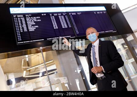 Johan Vanneste stellt das Sicherheitskonzept am Flughafen Köln/Bonn während der Corona-Krise "sicher in Corona Times" vor. Köln, 27. Mai 2020 Stockfoto