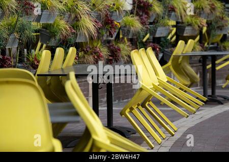 Ein allgemeiner Blick auf ungenutzte Tische im geschlossenen Terrassenbereich eines Restaurants an der Georgetown Waterfront in Washington, D.C., am 29. Mai 2020 inmitten der Coronavirus-Pandemie. Nachdem die Messgrößen für die Wiedereröffnung in den letzten Wochen verschoben wurden, begann der District of Columbia heute mit der ersten Phase der wirtschaftlichen Wiedereröffnung, die es Restaurants und anderen Unternehmen ermöglicht, trotz des Ausbruchs der COVID-19 in begrenzter Kapazität zu arbeiten. (Graeme Sloan/Sipa USA) Stockfoto