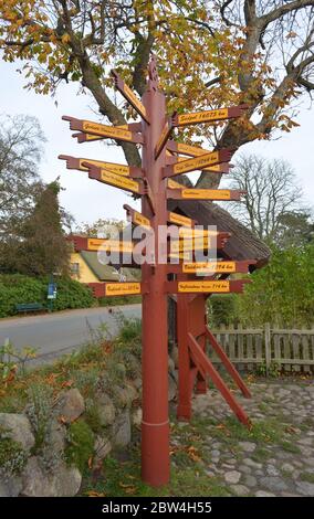 Prerow, Deutschland 10-25-2019 Holzschild mit Städten und Sehenswürdigkeiten Stockfoto