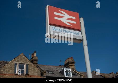 Ein Bahnhofsschild für West Norwood während der Coronavirus Lockdown am 29. Mai 2020 in South London in Großbritannien. Foto von Sam Mellish Stockfoto