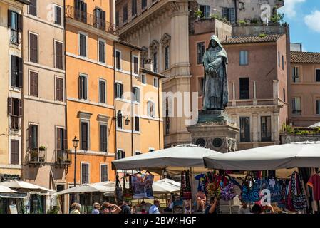 Rom, Italien - 31. August 2014: Touristen an der Statue von Giordano Bruno, der am 17. Februar 1600 in Campo de Fiori in Rom, Italien, lebend verbrannt wurde. Stockfoto