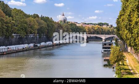 Rom, Italien - 30. August 2014: Verkehr in Rom an der Brücke. Die Brücke verbindet zwei Seiten des Tiber in Rom, Italien. Stockfoto