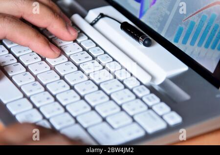 Männlichen Händen tippen auf der Computertastatur Stockfoto