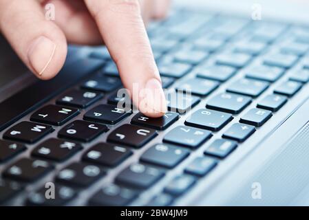 Weibliche Hand auf Laptop-Tastatur Nahaufnahme Stockfoto