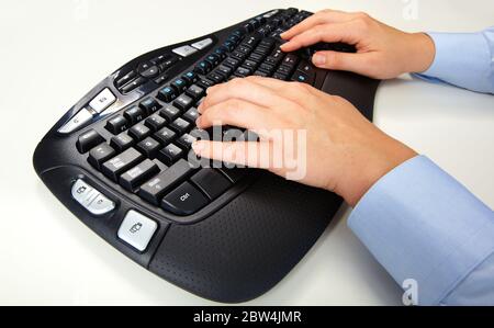 Hände von Geschäftsfrau tippen auf Computer-Tastatur. Isoliertes Weiß. Stockfoto