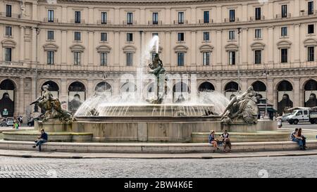 Rom, Italien - 1. September 2014: Touristen am Brunnen der Najaden an der Piazza della Repubblica in Rom, Italien. Stockfoto