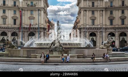 Rom, Italien - 1. September 2014: Touristen am Brunnen der Najaden an der Piazza della Repubblica in Rom, Italien. Stockfoto