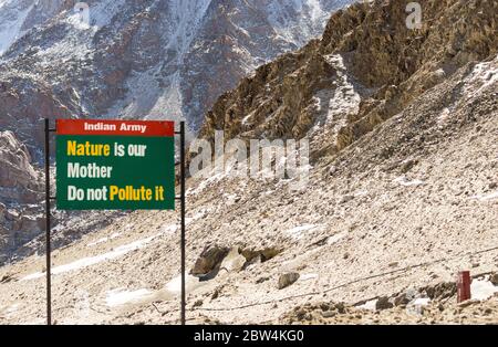 Schild in Ladakh besagt - die Natur ist unsere Mutter. Verschmutzen Sie es nicht. Das Bild wurde irgendwo in der natürlichen Schönheit Indiens aufgenommen. Stockfoto