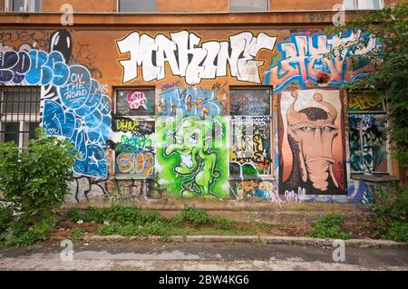 Street Art in Metelkova Mesto, alternatives Kulturzentrum in einer ehemaligen Militärkaserne, Ljubljana, Slowenien Stockfoto