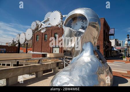 Lansing, Michigan - 'Portrait of a Dreamer', eine Skulptur aus Edelstahl von Ivan Iler. Die 15-Fuß-Skulptur wird inoffiziell 'Gearhead' genannt. Stockfoto