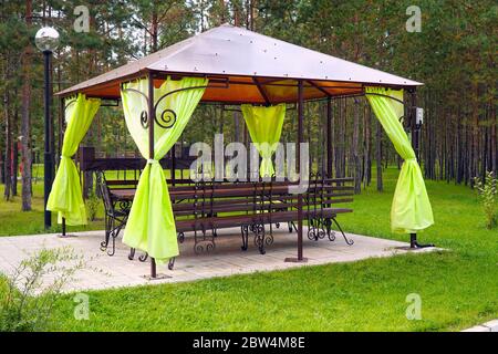 Leerer Pavillon oder Zelt in einem grünen Park. Ein Ort zum Entspannen im Park Stockfoto